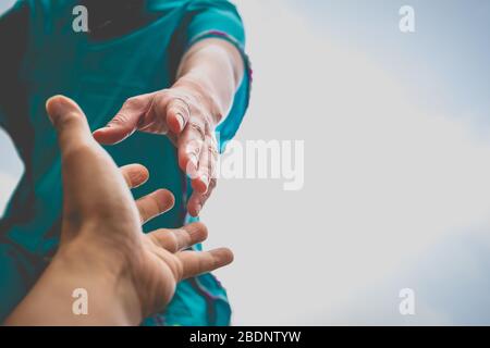 Hilfe Konzept Hände greifen, sich gegenseitig zu helfen. Stockfoto