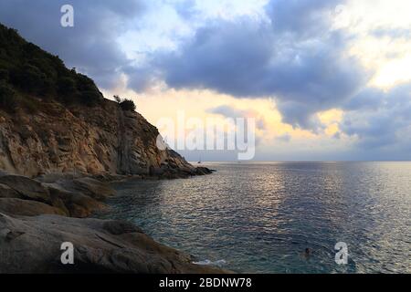 Meerespanorama bei Sonnenuntergang in der Nähe von Capo S. Andrea, Insel Elba, Toskana, Italien Stockfoto