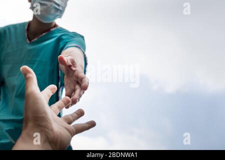 Hände von Menschen in medizinischen Handschuhen, die sich für das Hope COVID-19-Konzept ausstreten. Stockfoto