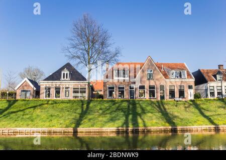 Historische Häuser am Kanal von Steenwijk, Niederlande Stockfoto