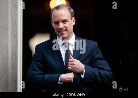 Der ausländische Secratary Dominic Raab verlässt die Downing Street, London, da Premierminister Boris Johnson nach seiner Aufnahme am Sonntag im Krankenhaus bleibt und weiterhin Coronavirus Symptome zeigt. Stockfoto