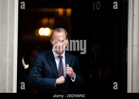 Der ausländische Secratary Dominic Raab verlässt die Downing Street, London, da Premierminister Boris Johnson nach seiner Aufnahme am Sonntag im Krankenhaus bleibt und weiterhin Coronavirus Symptome zeigt. Stockfoto