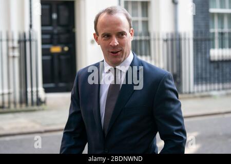 Der ausländische Secratary Dominic Raab verlässt die Downing Street, London, da Premierminister Boris Johnson nach seiner Aufnahme am Sonntag im Krankenhaus bleibt und weiterhin Coronavirus Symptome zeigt. Stockfoto