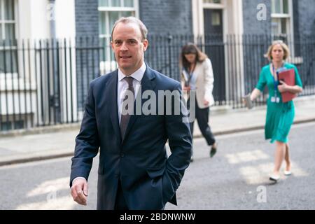 Der ausländische Secratary Dominic Raab verlässt die Downing Street, London, da Premierminister Boris Johnson nach seiner Aufnahme am Sonntag im Krankenhaus bleibt und weiterhin Coronavirus Symptome zeigt. Stockfoto