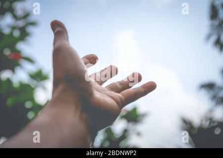 Hände reichen hinaus in den Himmel für Hoffnung. Stockfoto