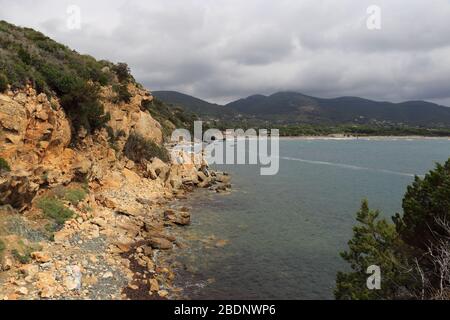 Panorama des Golfs von Lacona, Insel Elba, Italien, mit Felsen und Meer. Stockfoto