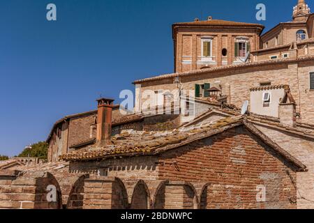 Blick über die Dächer von Corinaldo, Le Marche, Italien an einem klaren und warmen Sommermorgen. Stockfoto