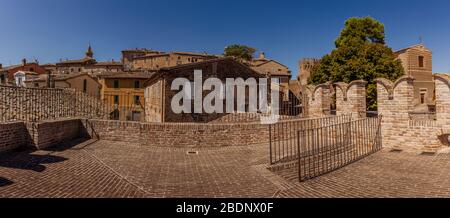 Panorama der mittelalterlichen Skyline, aufgenommen von den Stadtmauern von Corinaldo, Le Marche, Italien, in der Nähe von Senigallia Stockfoto