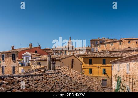 Skyline der mittelalterlichen Stadt Corinaldo, Le Marche, Italien, in der Nähe von Senigallia an einem heißen und sonnigen Sommermorgen Stockfoto