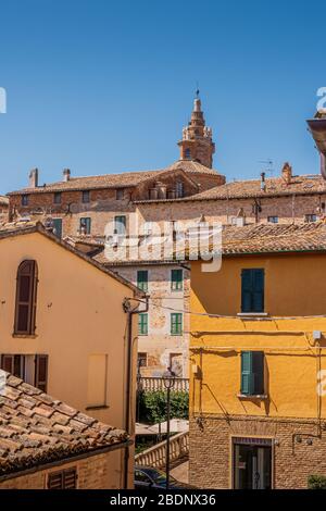 Skyline der mittelalterlichen Stadt Corinaldo, Le Marche, Italien, in der Nähe von Senigallia an einem heißen und sonnigen Sommermorgen Stockfoto