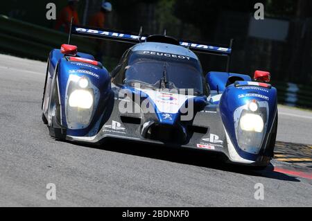 Imola, Italien 3. Juli 2011: Peugeot 908 HDI FAP 2011 LMP1 des Team Peugeot Sport Total mit Frank Montagny und Stephane Sarrazin in Aktion während Ra Stockfoto