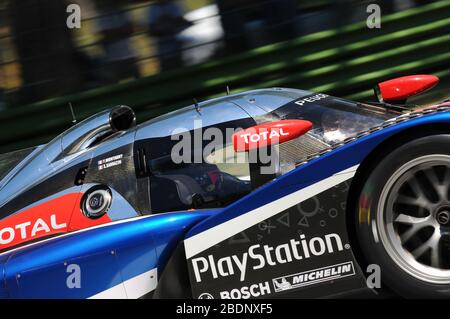 Imola, Italien 3. Juli 2011: Peugeot 908 HDI FAP 2011 LMP1 des Team Peugeot Sport Total mit Frank Montagny und Stephane Sarrazin in Aktion während Ra Stockfoto