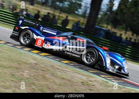 Imola, Italien 3. Juli 2011: Peugeot 908 HDI FAP 2011 LMP1 des Team Peugeot Sport Total mit Frank Montagny und Stephane Sarrazin in Aktion während Ra Stockfoto