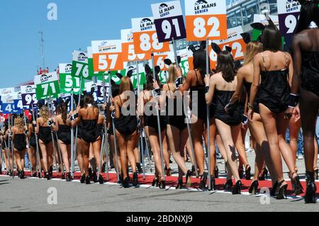 Imola, Italien 3. Juli 2011: Pit Girls beim Rennen 6H ILMC auf der Strecke von Imola. Stockfoto