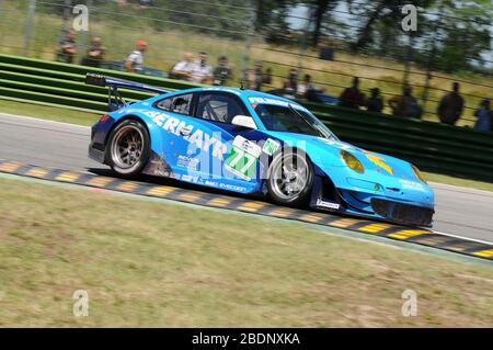 Imola, Italien 3. Juli 2011: Porsche 997 GT3 RSR GTE Pro vom Team Felbermayr Proton mit Richard Lietz und Marc lieb in Aktion. Stockfoto