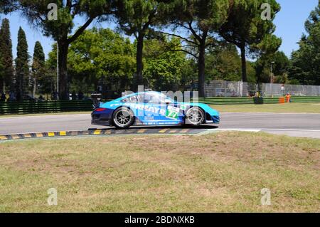 Imola, Italien 3. Juli 2011: Porsche 997 GT3 RSR GTE Pro vom Team Felbermayr Proton mit Richard Lietz und Marc lieb in Aktion. Stockfoto