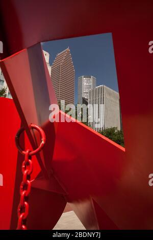 Einige Wolkenkratzer von Houston Downtown durch Claes Oldenburgs „Geometrische Maus X“, rote Skulptur am Eingang der Houston Public Library, Texas Stockfoto