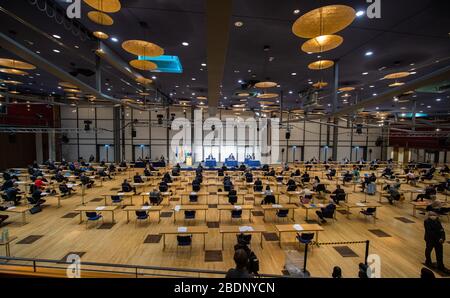 09. April 2020, Sachsen, Dresden: Während einer Sondersitzung des Sächsischen Landtags sitzen die Abgeordneten auf der Strecke im ICC (Internationales Kongresszentrum). der Landtag tagelang erstmals seit 1993 nicht mehr in seinem offiziellen Plenarsaal. Auf der Tagesordnung stehen unter anderem die Erklärung einer "außerordentlichen Notsituation" nach Artikel 95 der Landesverfassung Sachsen sowie die Diskussion über die Gesetzesentwürfe der Landesregierung zur Einrichtung eines Sonderfonds "Stabilisierungsfonds Sachsen" und eines Nachtragshaushalts. Foto: Robert Michae Stockfoto