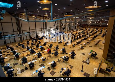 09. April 2020, Sachsen, Dresden: Während einer Sondersitzung des Sächsischen Landtags sitzen die Abgeordneten auf der Strecke im ICC (Internationales Kongresszentrum). der Landtag tagelang erstmals seit 1993 nicht mehr in seinem offiziellen Plenarsaal. Auf der Tagesordnung stehen unter anderem die Erklärung einer "außerordentlichen Notsituation" nach Artikel 95 der Landesverfassung Sachsen sowie die Diskussion über die Gesetzesentwürfe der Landesregierung zur Einrichtung eines Sonderfonds "Stabilisierungsfonds Sachsen" und eines Nachtragshaushalts. Foto: Robert Michae Stockfoto