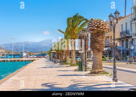 Nafplio, Griechenland - 30. März 2019: Strandpromenade mit Palmen Meer in Nafplion, Peloponnes Stockfoto