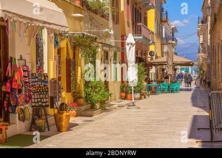 Nafplio, Griechenland - 30. März 2019: Altstadt Straße Panorama mit Restaurants in Nafplion, Peloponnes Stockfoto