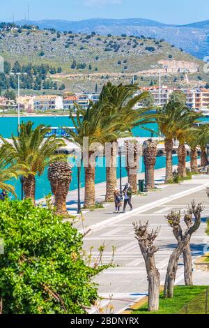 Nafplio, Griechenland - 30. März 2019: Strandpromenade mit Palmen Meer in Nafplion, Peloponnes Stockfoto