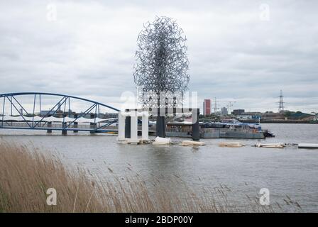 Stahlskulptur in der Themse in Quantum Cloud Greenwich, London von Antony Gormley Stockfoto