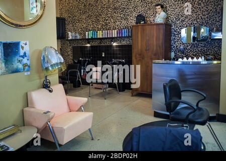 Horizontaler Blick auf Kat's Meow Salon (ein Schönheitssalon für Frauen) leeres Interieur, Main St, Midtown, Houston, Texas Stockfoto