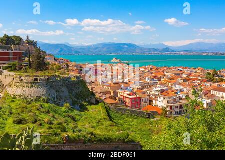 Nafplio oder Nafplion, Griechenland, Peloponnes Altstadt Häuser Antenne panorama Schnee und Berge Stockfoto