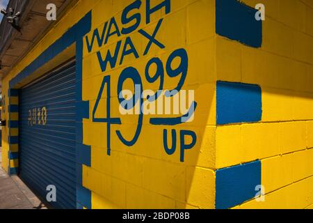 Schräge Nahaufnahme der bunten Wash Wax Autowaschanlage geschlossenen Fensterläden in West Alabama St, Houston, Texas Stockfoto