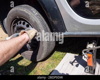 Reifen werden im Frühjahr gewechselt Stockfoto