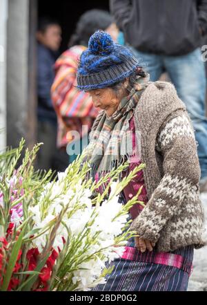 chichicastenango, Guatemala, 27. Februar 2020: maya-frau verkauft Blumen auf dem traditionellen Markt Stockfoto