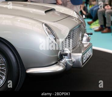 Ansicht der Vorderseite des Goldfinger Aston Martin DB5 Continuation Car, das die vorderen Maschinengewehre und das drehbare Nummernschild auf der London Classic Car Show 2020 zeigt Stockfoto