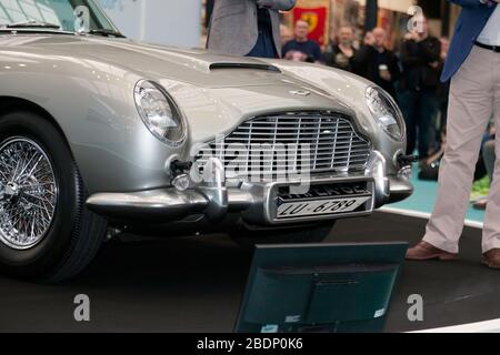 Ansicht der Vorderseite des Goldfinger Aston Martin DB5 Continuation Car, das die vorderen Maschinengewehre und das drehbare Nummernschild auf der London Classic Car Show 2020 zeigt Stockfoto