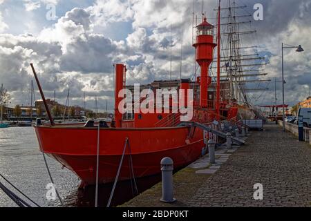 Die Sandettie, ein rot bemaltes altes Lightship, das am Hafen von Dunkirk Nautical Museum im zentralen Hafen festgemacht ist. Stockfoto