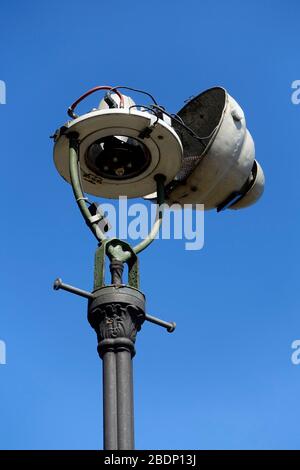 Straßenlaterne in Berlin durch Vandalismus beschädigt Stockfoto