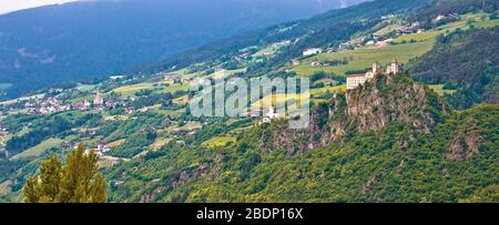 Kloster sabe Burg auf grünen Hügeln in der Nähe von Sabiona Panoramaaussicht, Südtirol, Norditalien Stockfoto