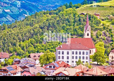 In Den Bergen. Idyllisches Alpendorf Gudon Architektur und Landschaftsblick, Provinz Bolzano im Trentino Alto Adige in Italien Stockfoto