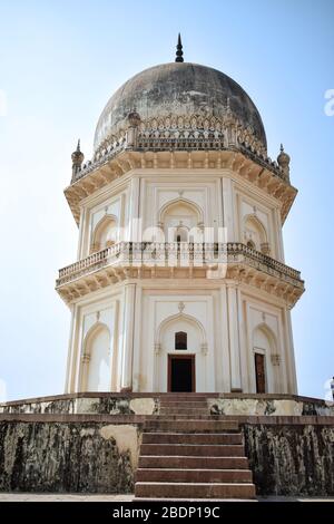 Das Grab von Sultan Quli Qutb Mulk wurde 1543 erbaut. Foto Von Seven Tombs Stock Stockfoto