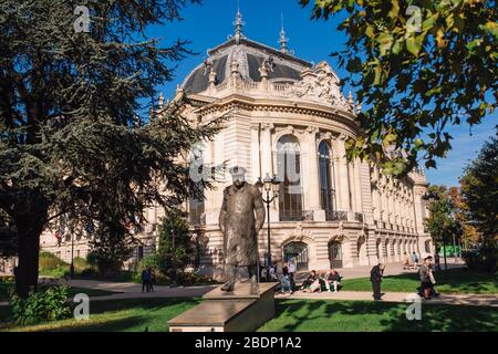 Petit Palais oder der kleine Palast in Paris, Frankreich an einem sonnigen Tag Stockfoto