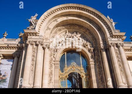 Petit Palais oder der kleine Palast in Paris, Frankreich an einem sonnigen Tag Stockfoto