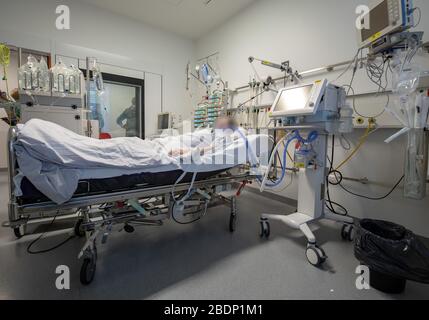 München, Deutschland. April 2020. Während seines Aufenthaltes im Krankenhaus Großhadern liegt ein Patient auf einem Beatmungsgerät und einer Dialysemaschine in einem Intensivpflegeraum. Ein Covid-19-Verdacht wurde im Mann nicht bestätigt. Kredit: Peter Kneffel / dpa - ACHTUNG: Person war aus persönlichen Gründen pixelig / dpa / Alamy Live News Stockfoto