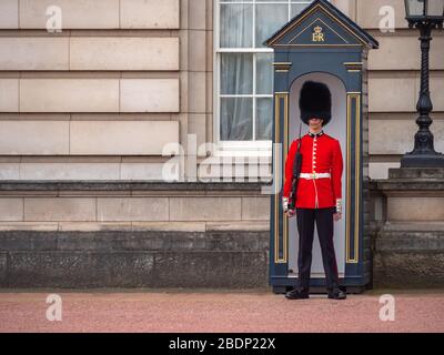 Englisch guard patrouilliert am Buckingham Palace Stockfoto