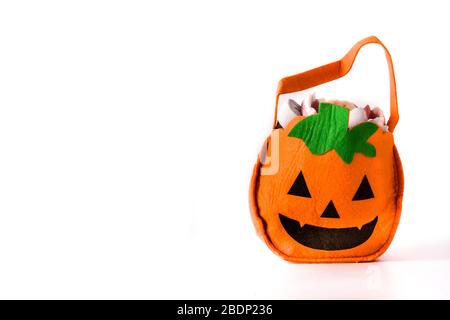 Halloween Kürbis Tasche mit Süßigkeiten innen isoliert auf weißem Hintergrund. Kopierbereich Stockfoto