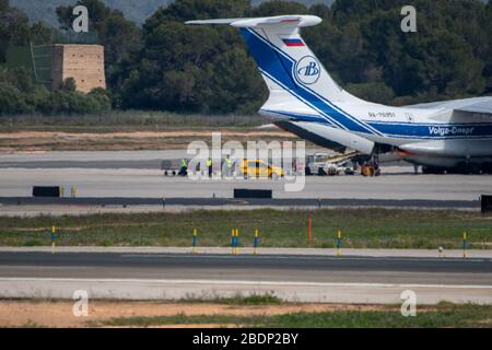 PALMA DE MALLORCA, SPANIEN. April 2020. RA-76951 - Iljuschin IL76-90VD - Volga-Dnepr Airlines AT - Palma de Mallorca unter Corona geschlossen am 8. April 2020 in Palma de Mallorca. (Foto von Thomas Reiner/ESPA-images) Credit: European Sports Photo Agency/Alamy Live News Stockfoto