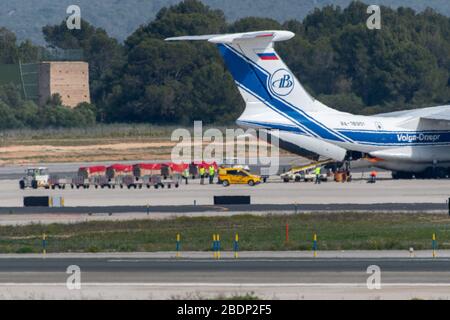 PALMA DE MALLORCA, SPANIEN. April 2020. RA-76951 - Iljuschin IL76-90VD - Volga-Dnepr Airlines AT - Palma de Mallorca unter Corona geschlossen am 8. April 2020 in Palma de Mallorca. (Foto von Thomas Reiner/ESPA-images) Credit: European Sports Photo Agency/Alamy Live News Stockfoto