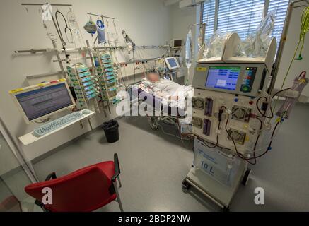 München, Deutschland. April 2020. Während seines Aufenthaltes im Krankenhaus Großhadern liegt ein Patient auf einem Beatmungsgerät und einer Dialysemaschine in einem Intensivpflegeraum. Ein Covid-19-Verdacht wurde im Mann nicht bestätigt. Kredit: Peter Kneffel / dpa - ACHTUNG: Person war aus persönlichen Gründen pixelig / dpa / Alamy Live News Stockfoto