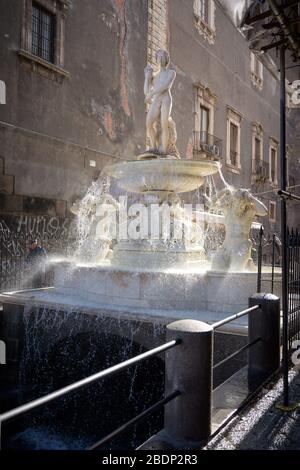Catania, Italien - 22. Januar 2019: Der Amenano-Brunnen und Marmorskulpturen über dem unterirdischen Fluss, der unter dem Stadtzentrum von Catania auf Sizilien, Italien, verläuft Stockfoto
