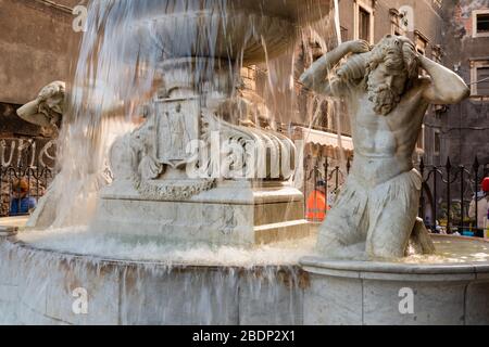 Catania, Italien - 22. Januar 2019: Der Amenano-Brunnen und Marmorskulpturen über dem unterirdischen Fluss, der unter dem Stadtzentrum von Catania auf Sizilien, Italien, verläuft Stockfoto