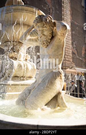 Catania, Italien - 22. Januar 2019: Der Amenano-Brunnen und Marmorskulpturen über dem unterirdischen Fluss, der unter dem Stadtzentrum von Catania auf Sizilien, Italien, verläuft Stockfoto